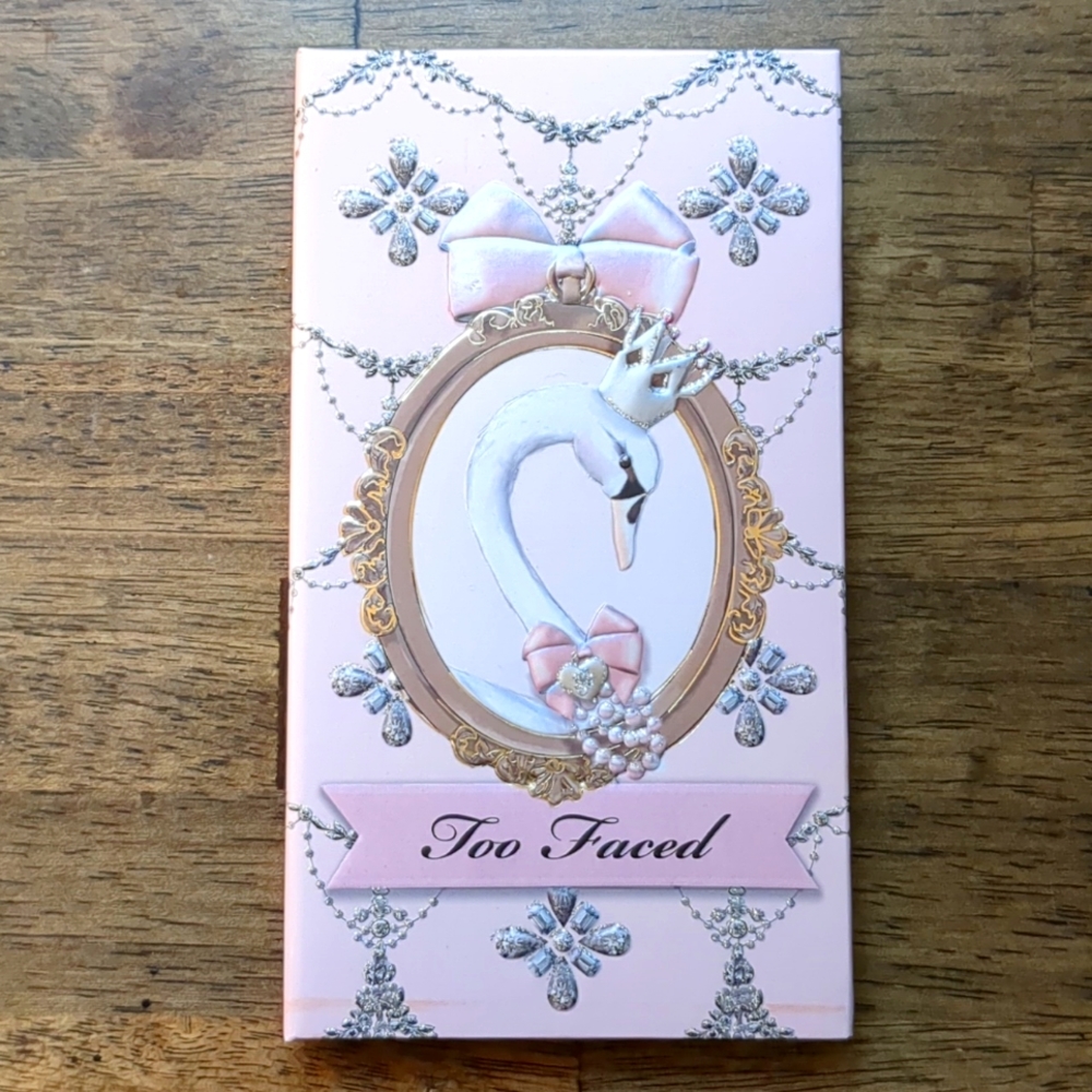 Too Faced Enchanted Wonderland Swan Palette